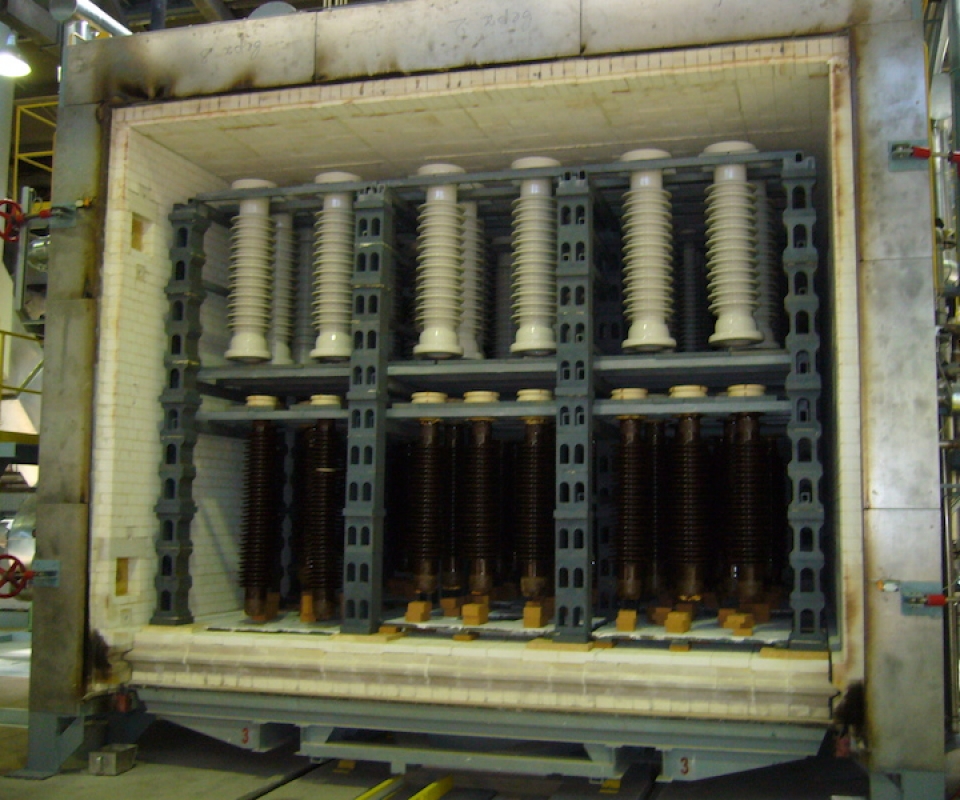 Chargement-d-un-four-cellule-gaz-pour-cuisson-reductrice-isolateurs-electriques-960x800_c